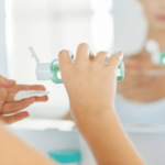 化粧水を使う女性